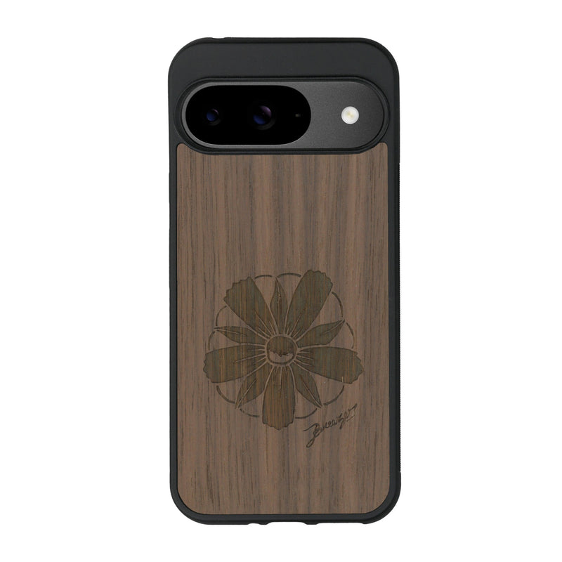 Coque de protection en bois véritable fabriquée en France pour Google Pixel 8A sur le thème des fleurs et de la montagne avec un motif de gravure représentant les pétales d'une fleur des montagnes