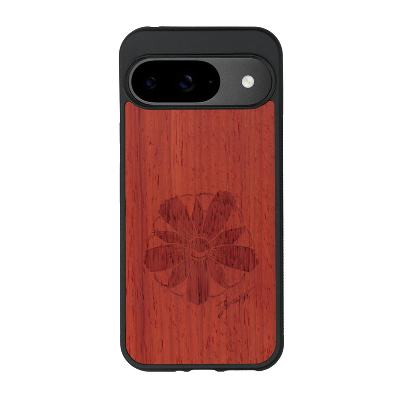 Coque de protection en bois véritable fabriquée en France pour Google Pixel 8A sur le thème des fleurs et de la montagne avec un motif de gravure représentant les pétales d'une fleur des montagnes