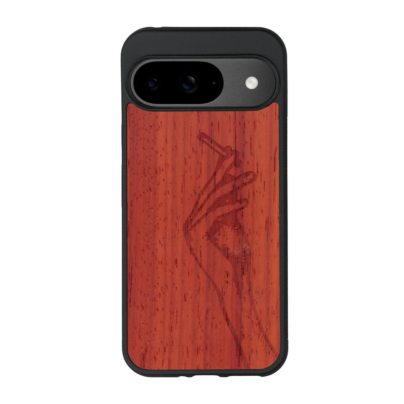 Coque de protection en bois véritable fabriquée en France pour Google Pixel 9 représentant une main de femme tenant une cigarette de type line art en collaboration avec l'artiste Maud Dabs