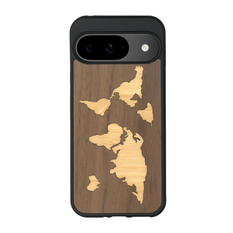 Coque de protection en bois véritable fabriquée en France pour Google Pixel 9 alliant du bambou et du noyer sur le thème du voyage et de l'aventure représentant une mappemonde