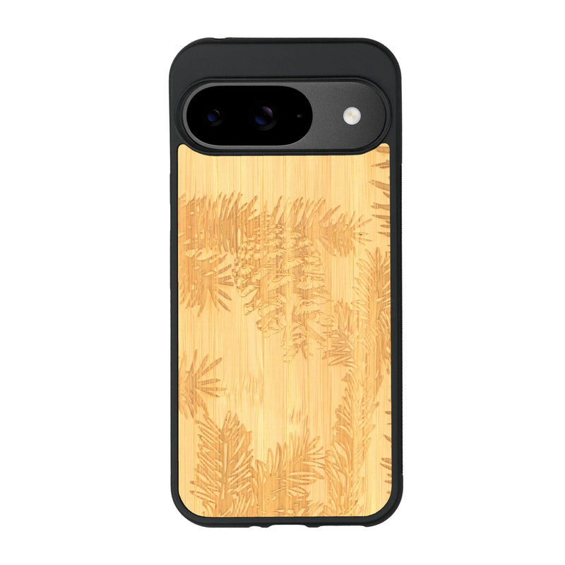 Coque de protection en bois véritable fabriquée en France pour Google Pixel 9 sur le thème de la nature des arbres avec un motif de gravure représentant des épines de sapin et des pommes de pin