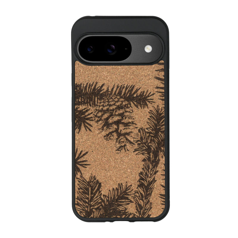 Coque de protection en bois véritable fabriquée en France pour Google Pixel 9 sur le thème de la nature des arbres avec un motif de gravure représentant des épines de sapin et des pommes de pin