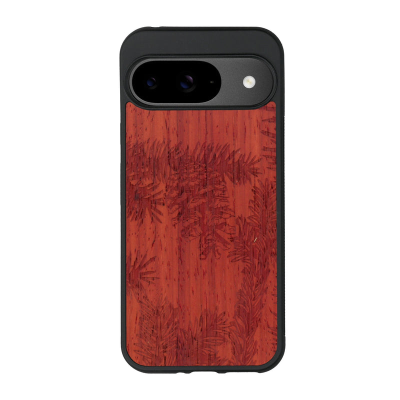 Coque de protection en bois véritable fabriquée en France pour Google Pixel 9 sur le thème de la nature des arbres avec un motif de gravure représentant des épines de sapin et des pommes de pin