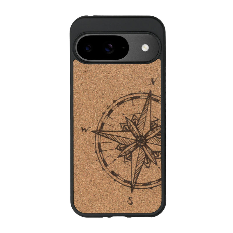 Coque de protection en bois véritable fabriquée en France pour Google Pixel 8A avec une gravure "rose des vents" sur le thème nautique et de l'océan qui s'inspire des boussoles de pirate