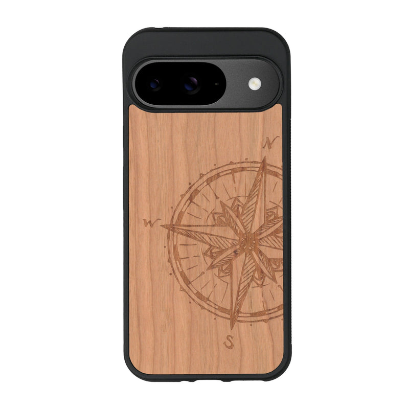 Coque de protection en bois véritable fabriquée en France pour Google Pixel 9 avec une gravure "rose des vents" sur le thème nautique et de l'océan qui s'inspire des boussoles de pirate