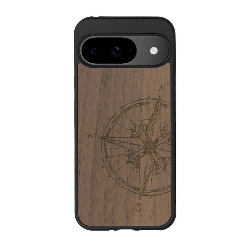 Coque de protection en bois véritable fabriquée en France pour Google Pixel 8A avec une gravure "rose des vents" sur le thème nautique et de l'océan qui s'inspire des boussoles de pirate