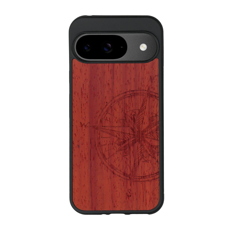 Coque de protection en bois véritable fabriquée en France pour Google Pixel 8A avec une gravure "rose des vents" sur le thème nautique et de l'océan qui s'inspire des boussoles de pirate