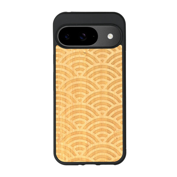 Coque de protection en bois véritable fabriquée en France pour Google Pixel 8A baptisée "La Sinjak" avec un motif de gravure abstrait représentant la répétition d'un symbole wifi