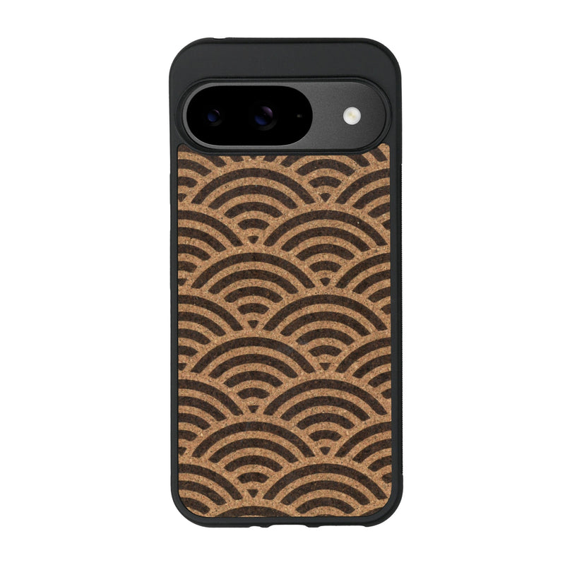 Coque de protection en bois véritable fabriquée en France pour Google Pixel 9 baptisée "La Sinjak" avec un motif de gravure abstrait représentant la répétition d'un symbole wifi