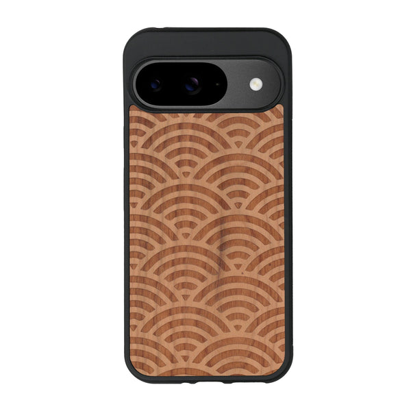 Coque de protection en bois véritable fabriquée en France pour Google Pixel 9 baptisée "La Sinjak" avec un motif de gravure abstrait représentant la répétition d'un symbole wifi