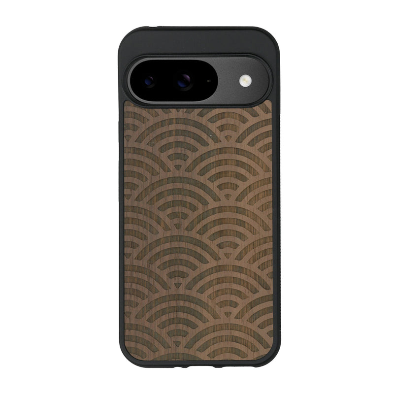 Coque de protection en bois véritable fabriquée en France pour Google Pixel 9 baptisée "La Sinjak" avec un motif de gravure abstrait représentant la répétition d'un symbole wifi