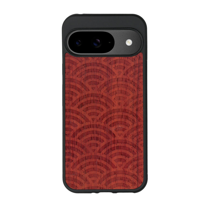 Coque de protection en bois véritable fabriquée en France pour Google Pixel 9 baptisée "La Sinjak" avec un motif de gravure abstrait représentant la répétition d'un symbole wifi