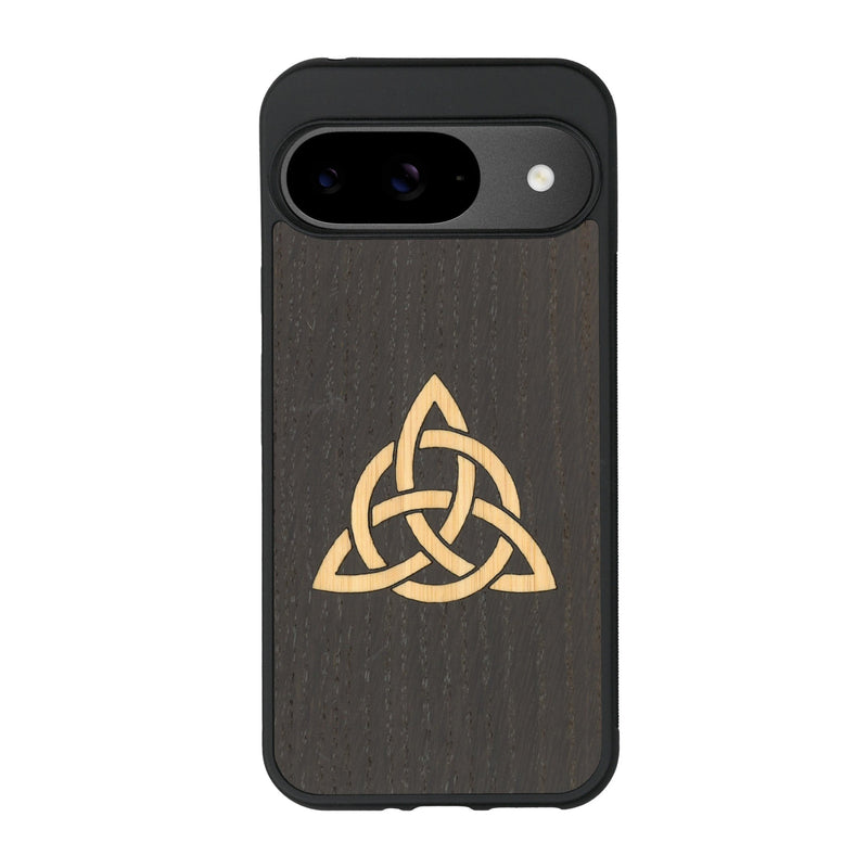 Coque de protection en bois véritable fabriquée en France pour Google Pixel 9 alliant du chêne fumé et du bambou représentant une triquetra