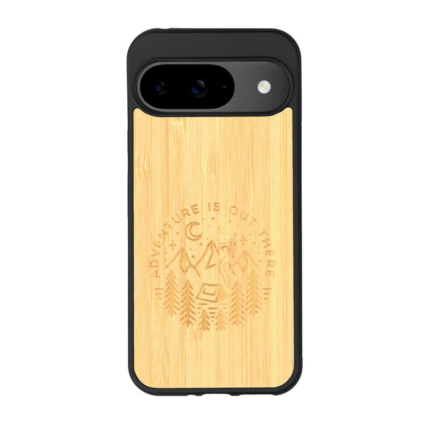 Coque de protection en bois véritable fabriquée en France pour Google Pixel 8A sur le thème du camping en pleine nature et du bivouac avec la phrase "Aventure is out there"