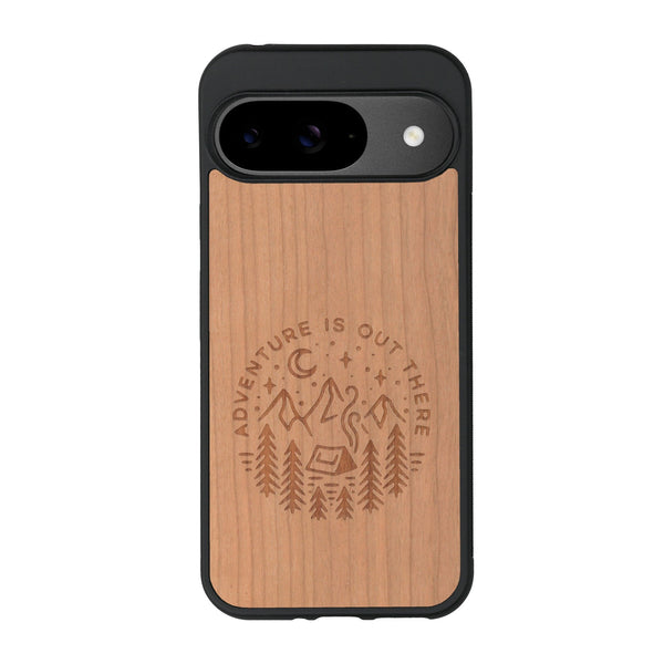 Coque de protection en bois véritable fabriquée en France pour Google Pixel 9 sur le thème du camping en pleine nature et du bivouac avec la phrase "Aventure is out there"