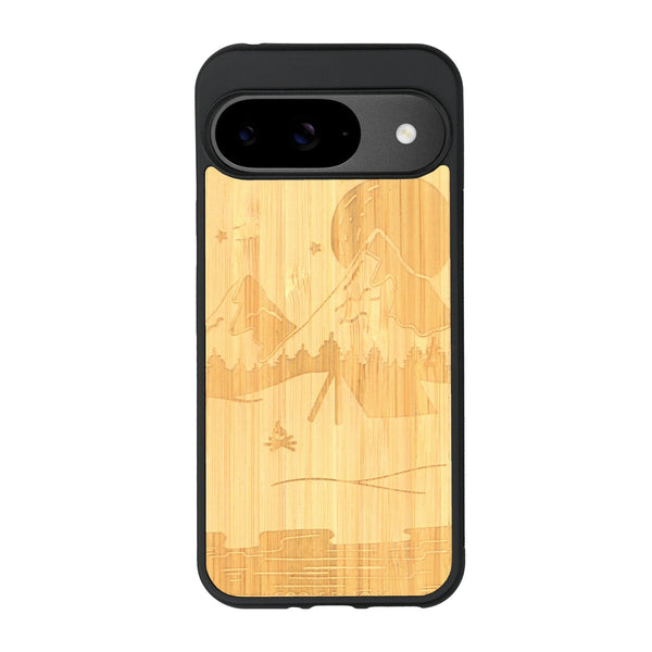 Coque de protection en bois véritable fabriquée en France pour Google Pixel 8A sur le thème du camping en pleine nature représentant une tente avec un feu de camp entouré de montagnes