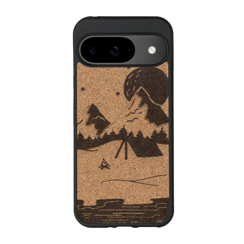 Coque de protection en bois véritable fabriquée en France pour Google Pixel 9 sur le thème du camping en pleine nature représentant une tente avec un feu de camp entouré de montagnes