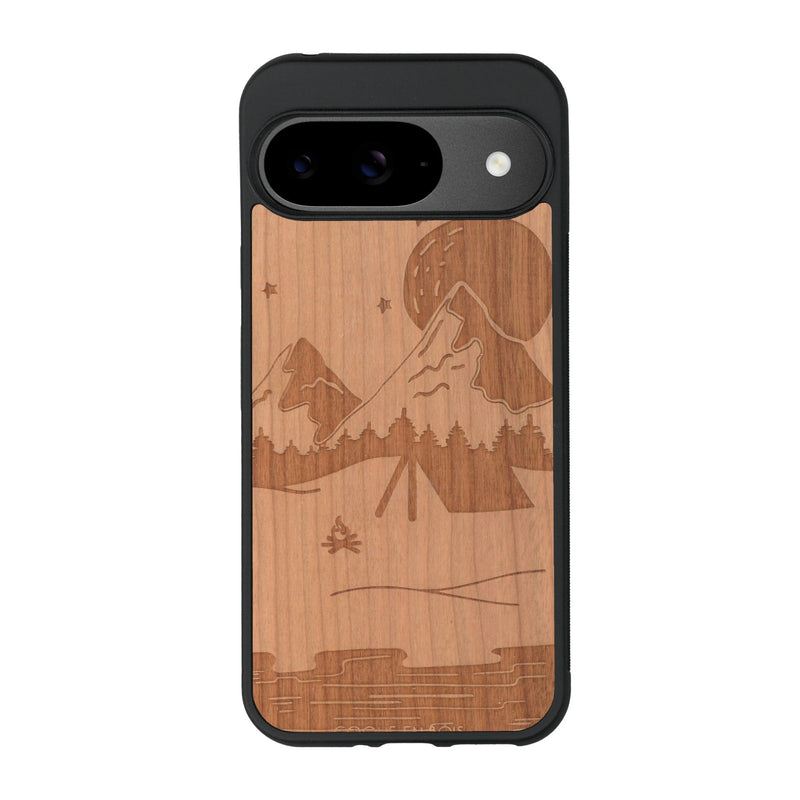 Coque de protection en bois véritable fabriquée en France pour Google Pixel 9 sur le thème du camping en pleine nature représentant une tente avec un feu de camp entouré de montagnes