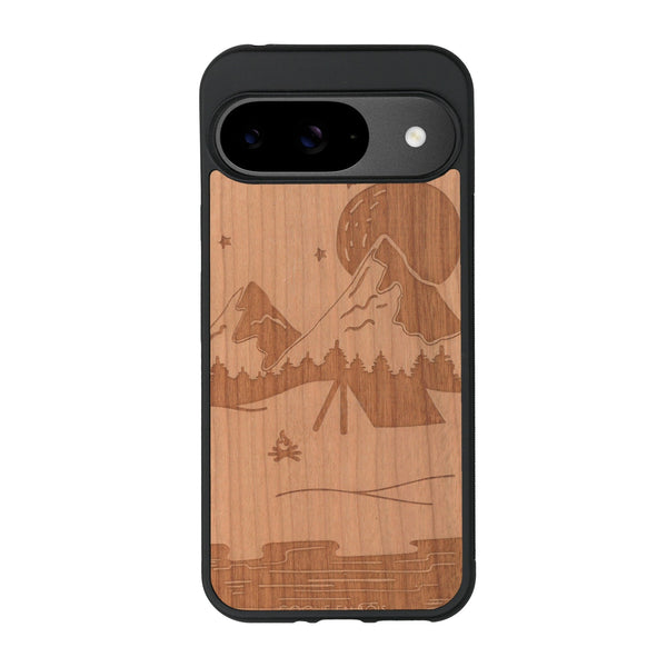 Coque de protection en bois véritable fabriquée en France pour Google Pixel 8A sur le thème du camping en pleine nature représentant une tente avec un feu de camp entouré de montagnes