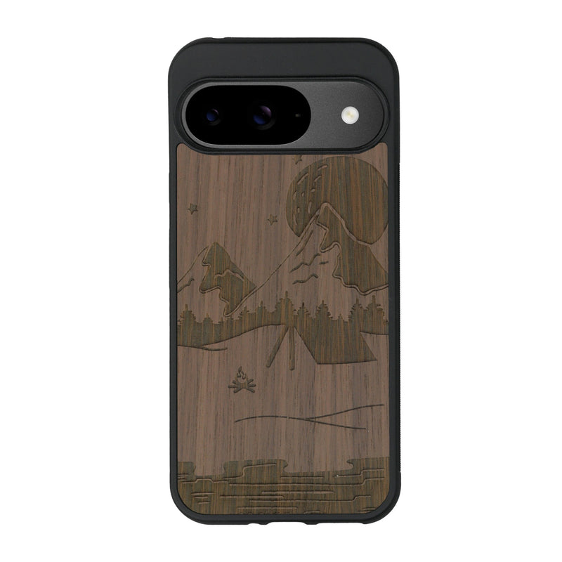 Coque de protection en bois véritable fabriquée en France pour Google Pixel 9 sur le thème du camping en pleine nature représentant une tente avec un feu de camp entouré de montagnes