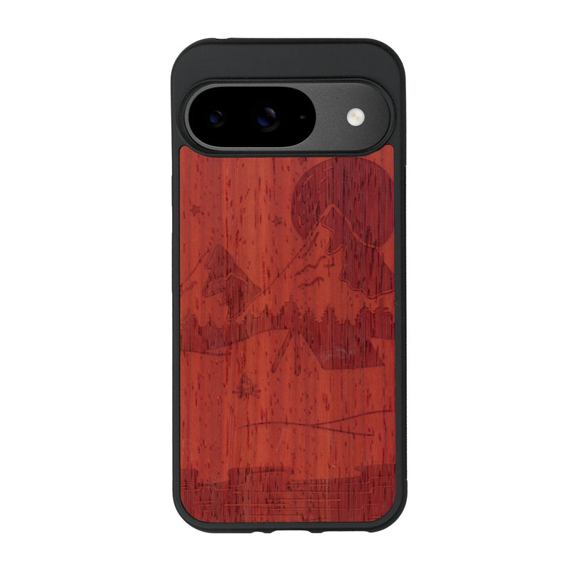 Coque de protection en bois véritable fabriquée en France pour Google Pixel 9 sur le thème du camping en pleine nature représentant une tente avec un feu de camp entouré de montagnes