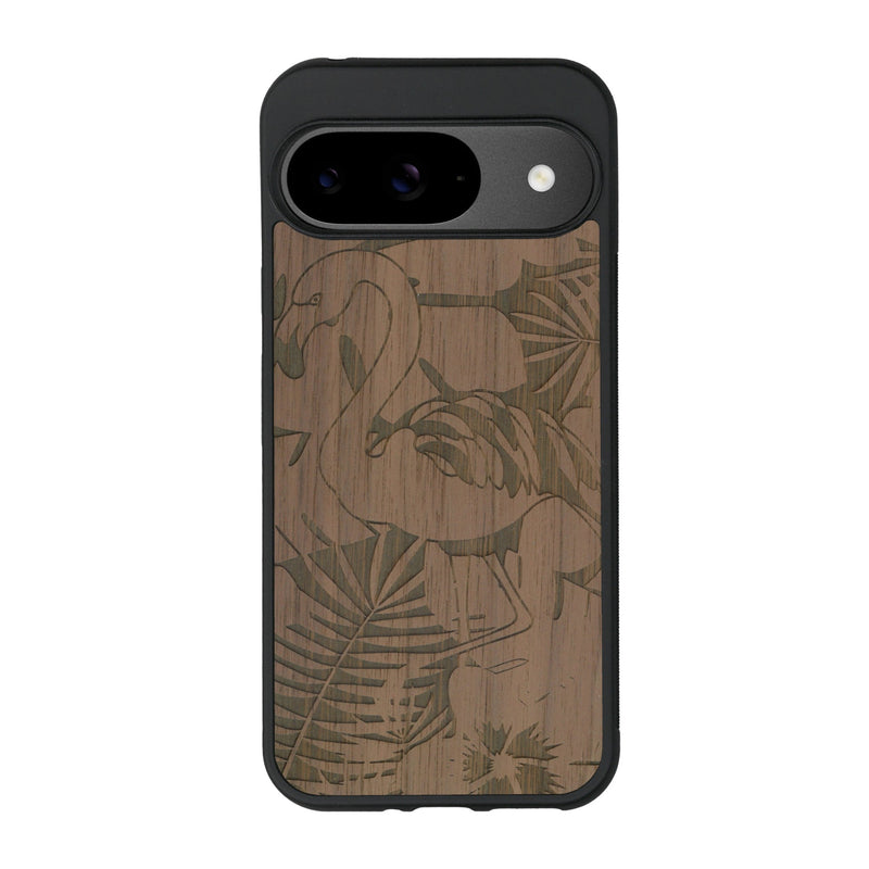 Coque de protection en bois véritable fabriquée en France pour Google Pixel 9 sur le thème de la nature et des animaux représentant un flamant rose entre des fougères