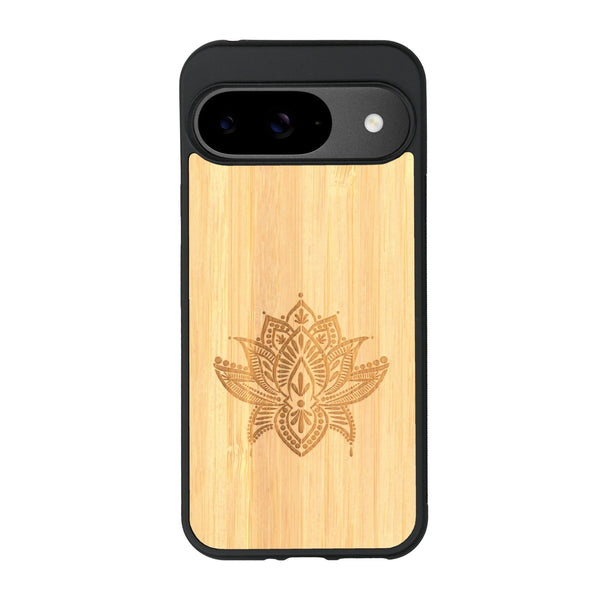 Coque de protection en bois véritable fabriquée en France pour Google Pixel 9 sur le thème de la nature et du yoga avec une gravure zen représentant une fleur de lotus