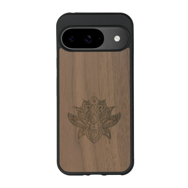 Coque de protection en bois véritable fabriquée en France pour Google Pixel 9 sur le thème de la nature et du yoga avec une gravure zen représentant une fleur de lotus