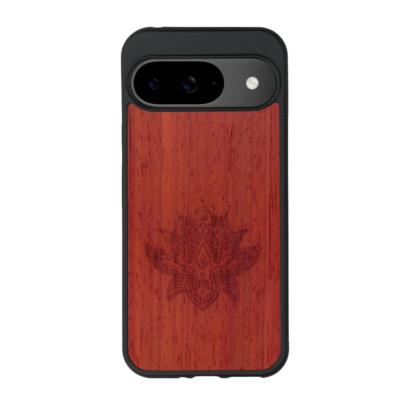 Coque de protection en bois véritable fabriquée en France pour Google Pixel 9 sur le thème de la nature et du yoga avec une gravure zen représentant une fleur de lotus