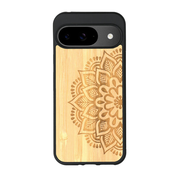 Coque de protection en bois véritable fabriquée en France pour Google Pixel 9 sur le thème de la bohème et du tatouage au henné avec une gravure représentant un mandala