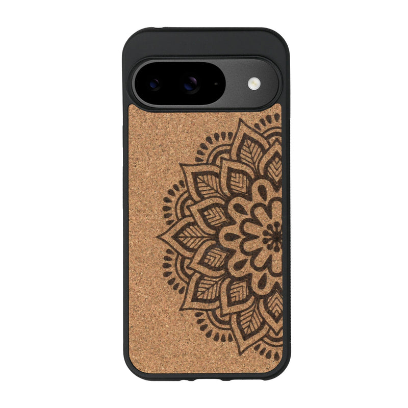 Coque de protection en bois véritable fabriquée en France pour Google Pixel 9 sur le thème de la bohème et du tatouage au henné avec une gravure représentant un mandala