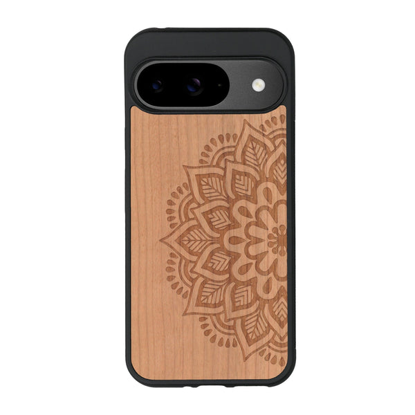 Coque de protection en bois véritable fabriquée en France pour Google Pixel 8A sur le thème de la bohème et du tatouage au henné avec une gravure représentant un mandala