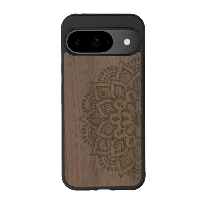 Coque de protection en bois véritable fabriquée en France pour Google Pixel 9 sur le thème de la bohème et du tatouage au henné avec une gravure représentant un mandala