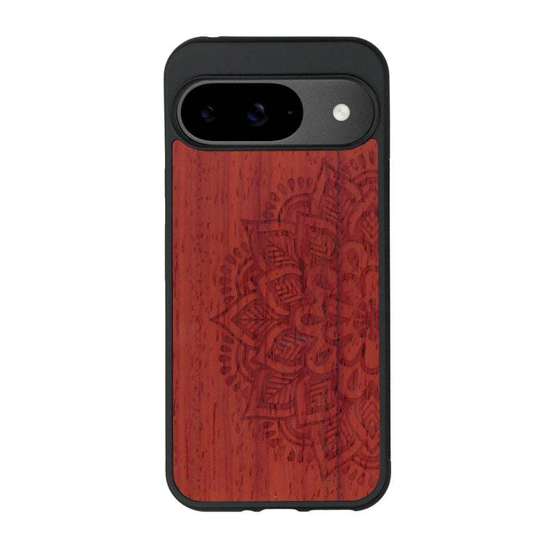 Coque de protection en bois véritable fabriquée en France pour Google Pixel 9 sur le thème de la bohème et du tatouage au henné avec une gravure représentant un mandala