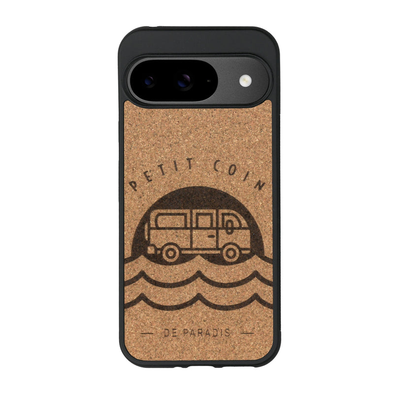 Coque de protection en bois véritable fabriquée en France pour Google Pixel 9 sur le thème des voyages en vans, vanlife et chill avec une gravure représentant un van vw combi devant le soleil couchant sur une plage avec des vagues