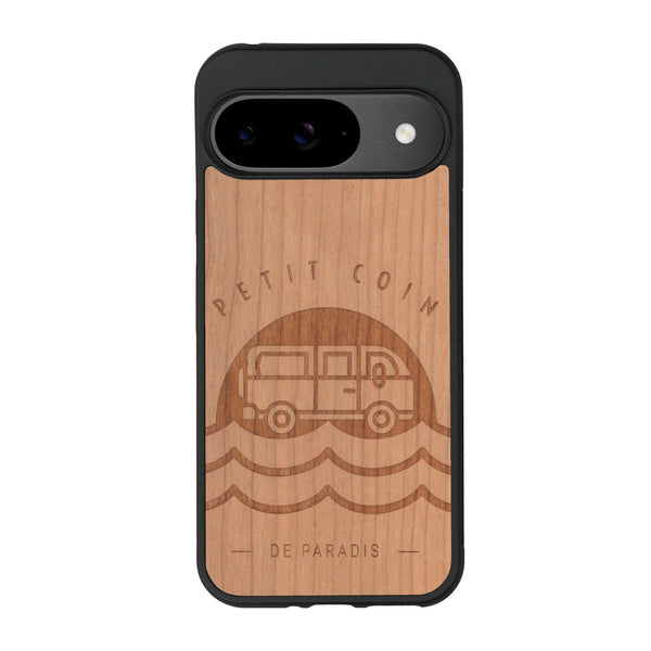 Coque de protection en bois véritable fabriquée en France pour Google Pixel 8A sur le thème des voyages en vans, vanlife et chill avec une gravure représentant un van vw combi devant le soleil couchant sur une plage avec des vagues