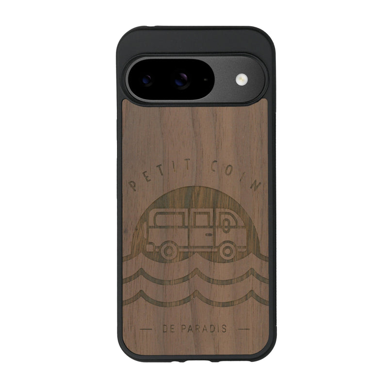 Coque de protection en bois véritable fabriquée en France pour Google Pixel 9 sur le thème des voyages en vans, vanlife et chill avec une gravure représentant un van vw combi devant le soleil couchant sur une plage avec des vagues