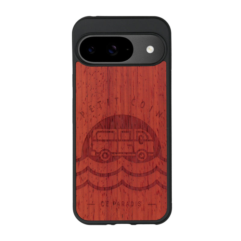 Coque de protection en bois véritable fabriquée en France pour Google Pixel 9 sur le thème des voyages en vans, vanlife et chill avec une gravure représentant un van vw combi devant le soleil couchant sur une plage avec des vagues