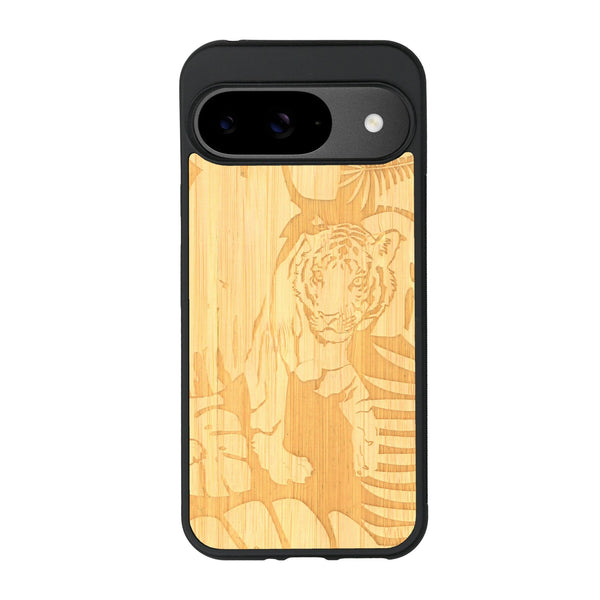 Coque de protection en bois véritable fabriquée en France pour Google Pixel 8A sur le thème de la nature et des animaux représentant un tigre dans la jungle entre des fougères