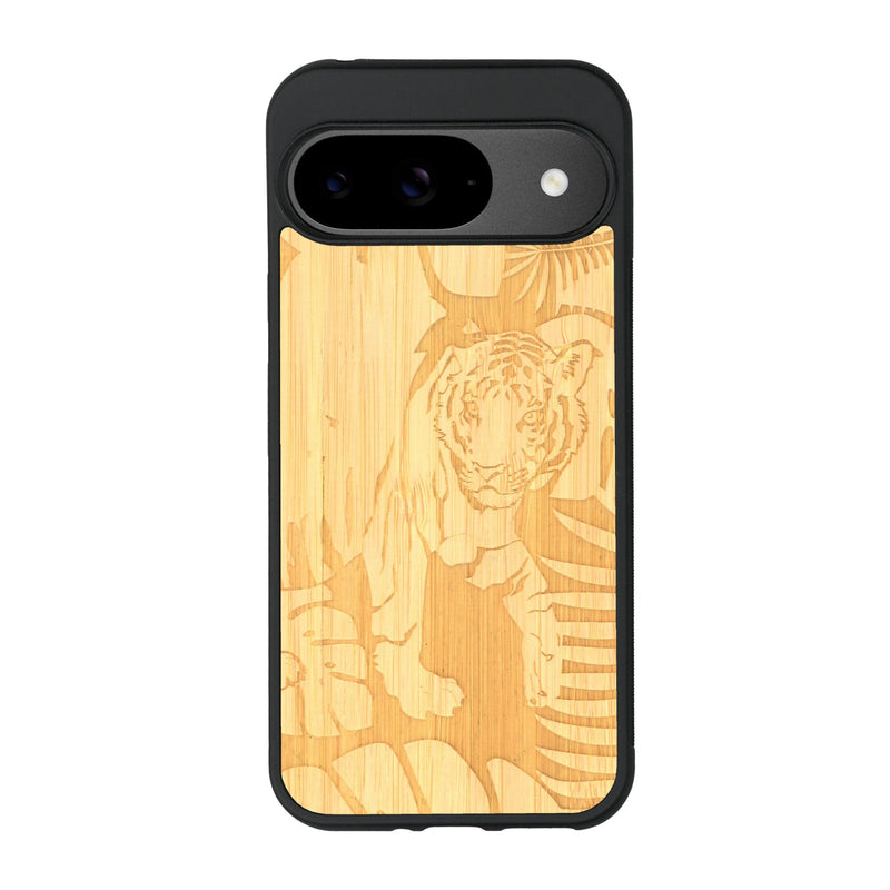 Coque de protection en bois véritable fabriquée en France pour Google Pixel 9 sur le thème de la nature et des animaux représentant un tigre dans la jungle entre des fougères