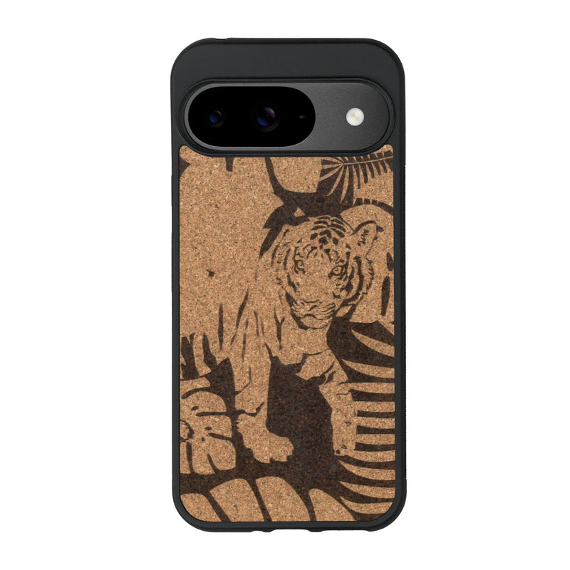 Coque de protection en bois véritable fabriquée en France pour Google Pixel 9 sur le thème de la nature et des animaux représentant un tigre dans la jungle entre des fougères