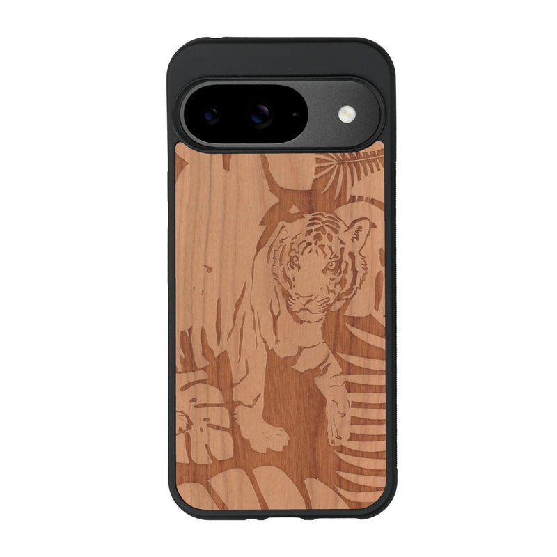 Coque de protection en bois véritable fabriquée en France pour Google Pixel 9 sur le thème de la nature et des animaux représentant un tigre dans la jungle entre des fougères