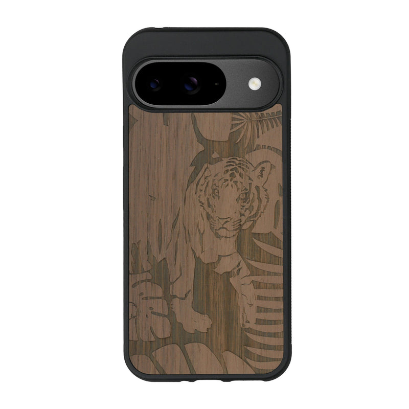 Coque de protection en bois véritable fabriquée en France pour Google Pixel 9 sur le thème de la nature et des animaux représentant un tigre dans la jungle entre des fougères