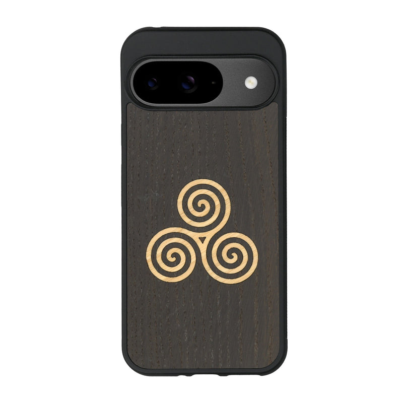 Coque de protection en bois véritable fabriquée en France pour Google Pixel 9 alliant du chêne fumé et du bambou et doré représentant un triskell