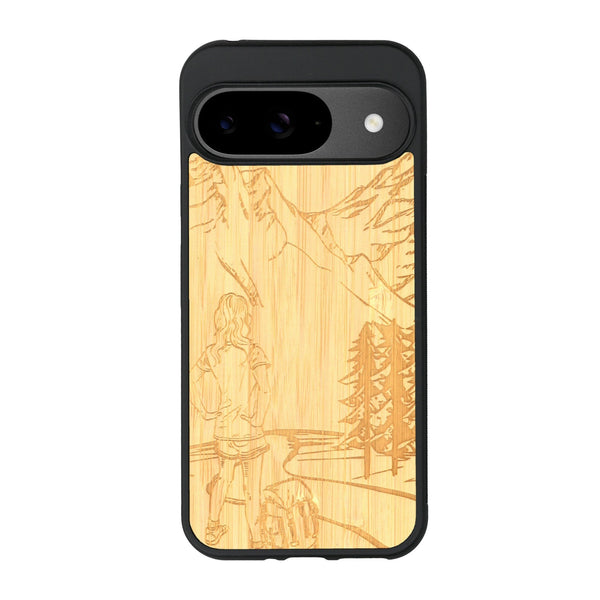 Coque de protection en bois véritable fabriquée en France pour Google Pixel 8A sur le thème de la randonnée en montagne et de l'aventure avec une gravure représentant une femme de dos face à un paysage de nature