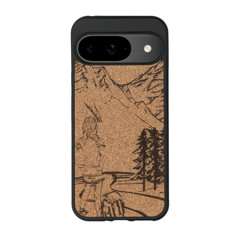 Coque de protection en bois véritable fabriquée en France pour Google Pixel 9 sur le thème de la randonnée en montagne et de l'aventure avec une gravure représentant une femme de dos face à un paysage de nature