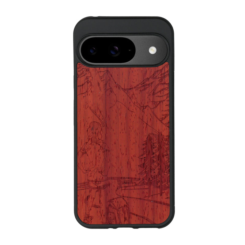 Coque de protection en bois véritable fabriquée en France pour Google Pixel 9 sur le thème de la randonnée en montagne et de l'aventure avec une gravure représentant une femme de dos face à un paysage de nature