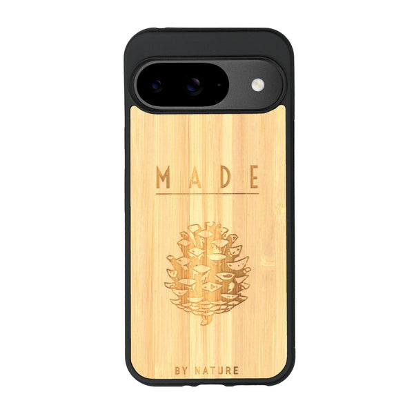 Coque de protection en bois véritable fabriquée en France pour Google Pixel 9 sur le thème de la nature et des arbres avec une gravure représentant une pomme de pin et la phrase "made by nature"