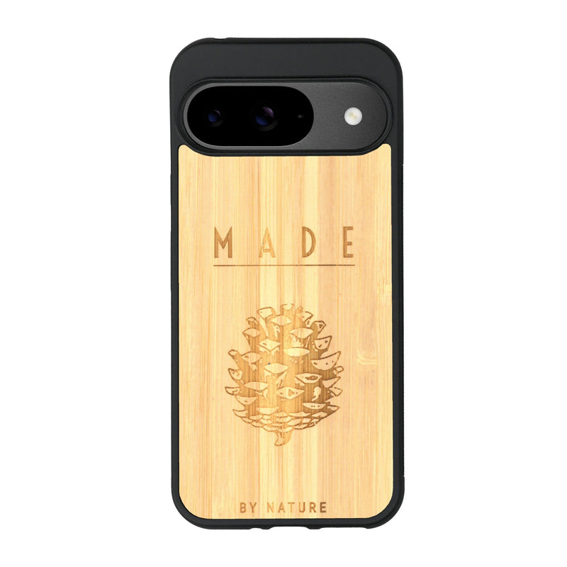 Coque de protection en bois véritable fabriquée en France pour Google Pixel 9 sur le thème de la nature et des arbres avec une gravure représentant une pomme de pin et la phrase "made by nature"