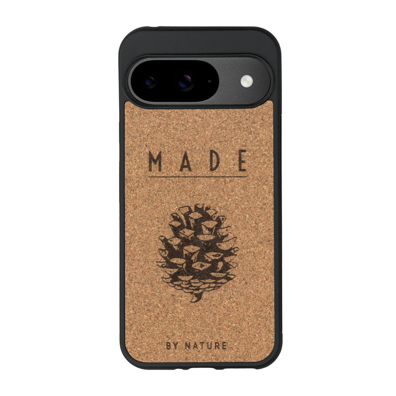 Coque de protection en bois véritable fabriquée en France pour Google Pixel 9 sur le thème de la nature et des arbres avec une gravure représentant une pomme de pin et la phrase "made by nature"